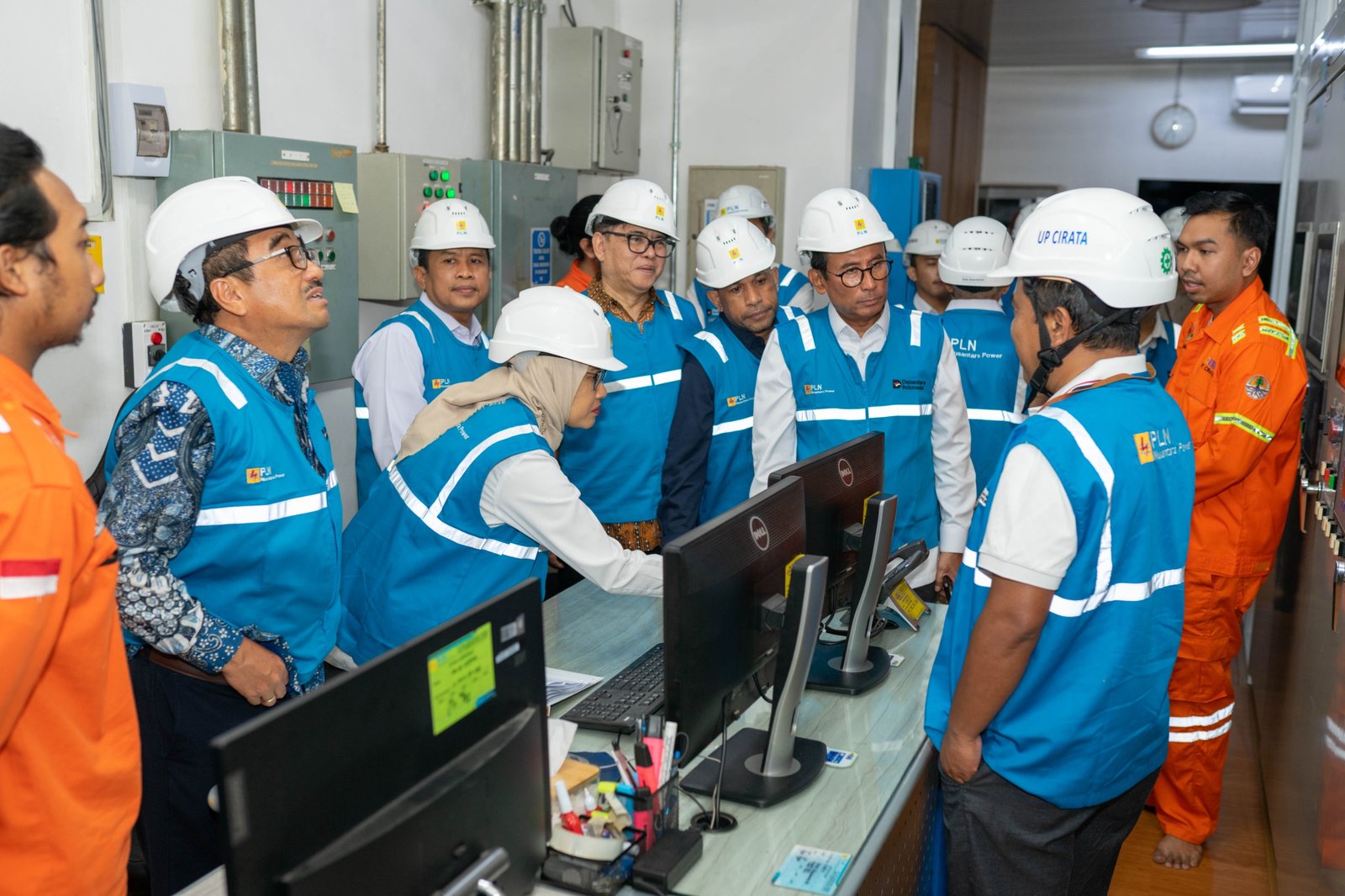 Dewan Energi Nasional di PLTA Cirata. Melalui kunjungan langsung ke dalam power house PLTA Cirata, sebagai kawasan yang memanfaatkan potensi energi baru terbarukan secara optimal melalui konsep pembangkit hybrid. PLTA Cirata yang merupakan PLTA terbesar di Indonesia dengan kapasitas 1.008 Mega Watt (MW) berpadu dengan PLTS Terapung Cirata berkapasitas 192 Mega Watt Peak (MWp) yang dibangun dan dioperasikan di Waduk Cirata. (Dok. PLN NP)/Hibata.id