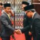 Vice President Technology Development PLN Nusantara Power Ardi Nugroho berjabat tangan dengan Menteri ESDM Bahlil Lahadalia saat penyerahan Tanda Kehormatan Satyalancana Wira Karya pada Rabu (6/5/2026) di Jakarta. (Dok.PLN NP)/Hibata.id