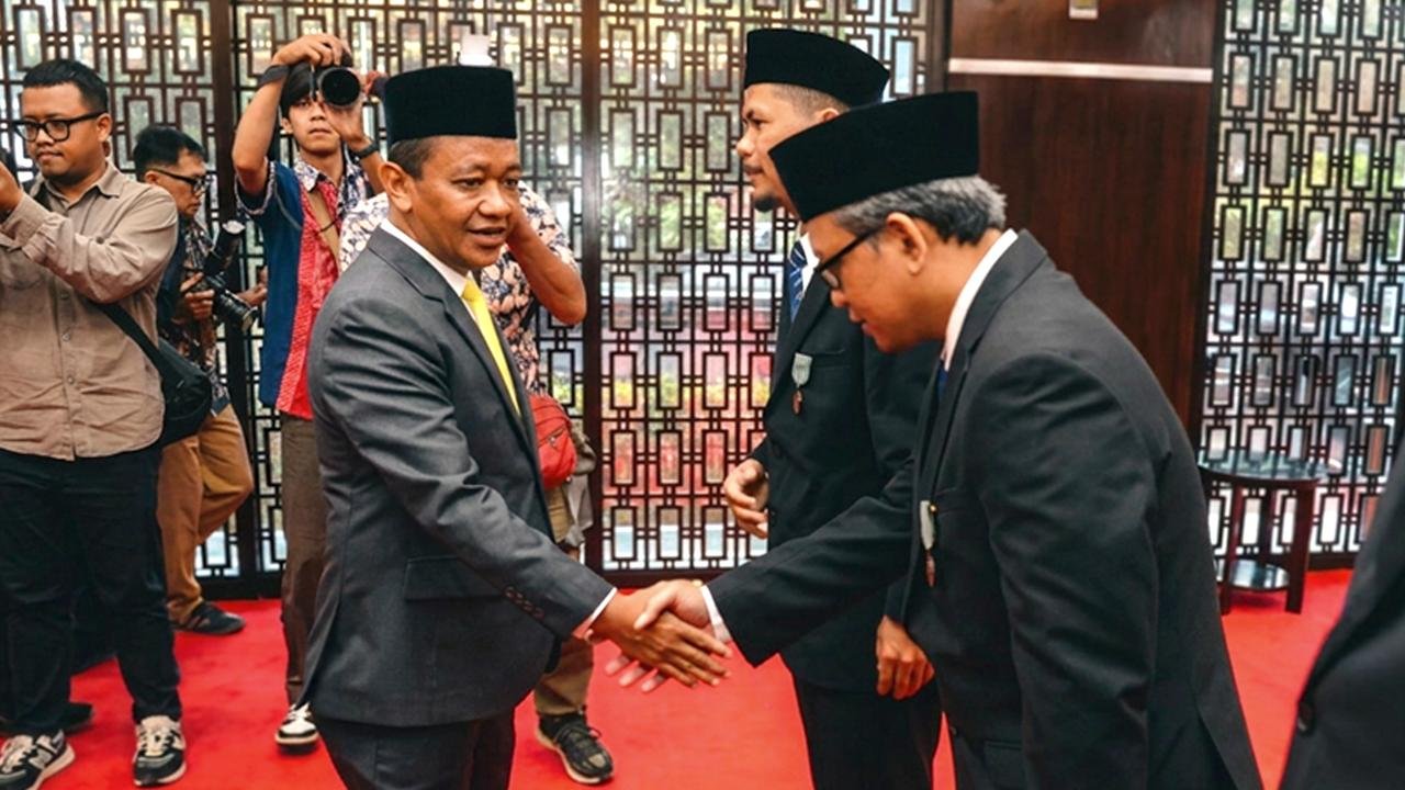 Vice President Technology Development PLN Nusantara Power Ardi Nugroho berjabat tangan dengan Menteri ESDM Bahlil Lahadalia saat penyerahan Tanda Kehormatan Satyalancana Wira Karya pada Rabu (6/5/2026) di Jakarta. (Dok.PLN NP)/Hibata.id