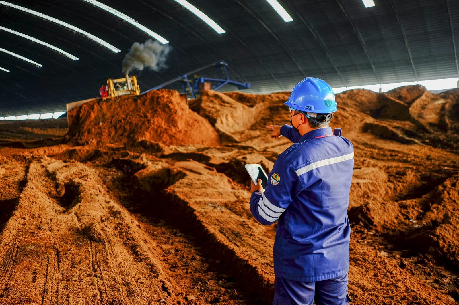 Karyawan PLN Nusantara Power melakukan monitoring pencampuran biomassa dengan batubara di PLTU Rembang. Sepanjang tahun 2025 PLN NP berhasil menghasilkan 1.041 GWh energi hijau dari cofiring pada 25 PLTU di seluruh Indonesia. (Dok.PLN NP)/Hibata.id
