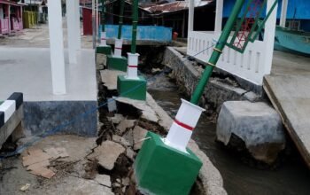 Dermaga di Kampung Nelayan Merah Putih Leato Selatan, Kota Gorontalo, mengalami kerusakan usai diterjang gelombang tinggi. DKP Gorontalo menyebut bagian yang rusak bukan struktur utama/Hibata.id