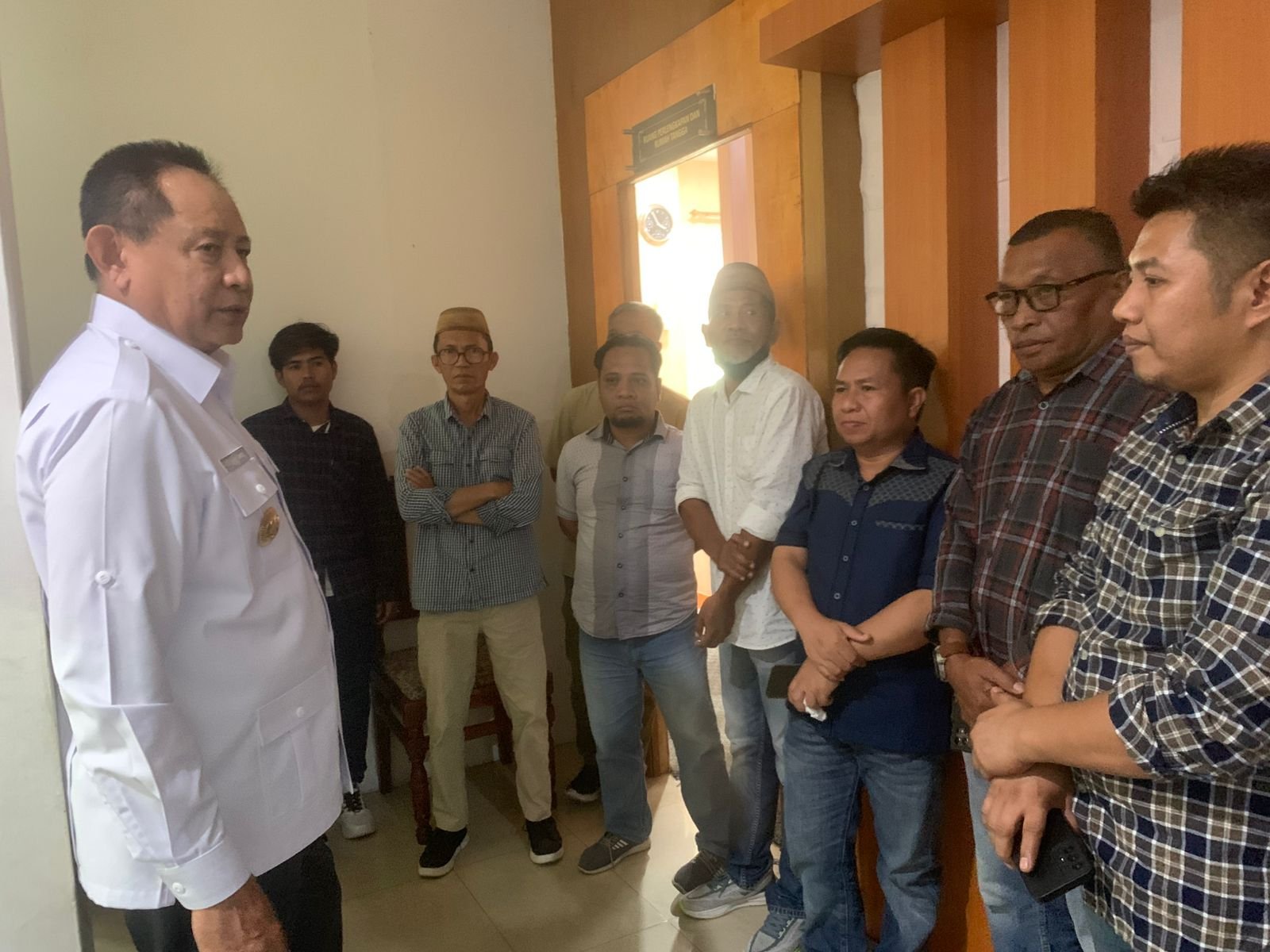 Peternak ketika menghadap dan meminta Gubernur Gorontalo menghadirkan solusi konkret di tengah tekanan pasokan dari luar daerah/Hibata.id