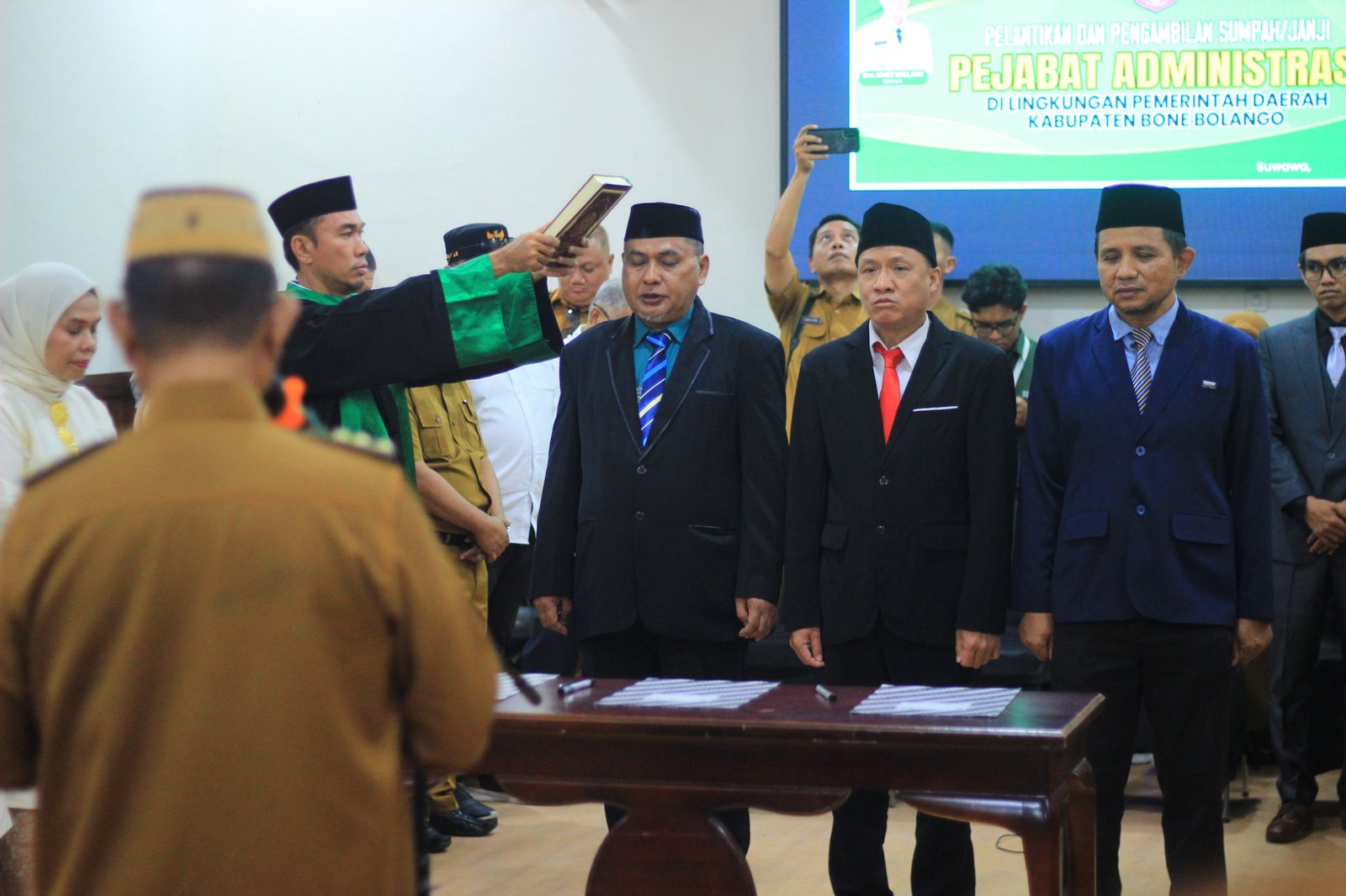 upati Bone Bolango Ismet Mile melantik sejumlah pejabat administrator, direktur BUMD, dan pimpinan rumah sakit untuk memperkuat pelayanan publik dan sektor kesehatan daerah/Hibata.id