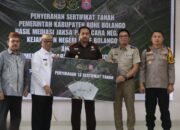 Kejaksaan Negeri Bone Bolango menyerahkan sertifikat aset tanah milik Pemkab Bone Bolango hasil mediasi Jaksa Pengacara Negara bersama BPN untuk memperkuat kepastian hukum aset daerah/Hibata.id