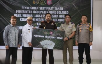Kejaksaan Negeri Bone Bolango menyerahkan sertifikat aset tanah milik Pemkab Bone Bolango hasil mediasi Jaksa Pengacara Negara bersama BPN untuk memperkuat kepastian hukum aset daerah/Hibata.id