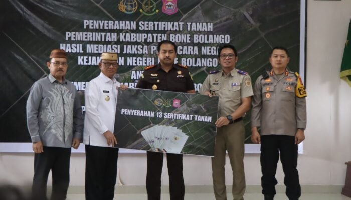 Kapolres Bone Bolango Ikut Kawal Penyerahan Sertifikat Aset Pemkab