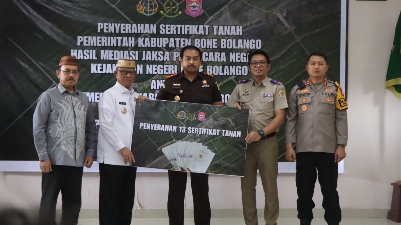Kejaksaan Negeri Bone Bolango menyerahkan sertifikat aset tanah milik Pemkab Bone Bolango hasil mediasi Jaksa Pengacara Negara bersama BPN untuk memperkuat kepastian hukum aset daerah/Hibata.id