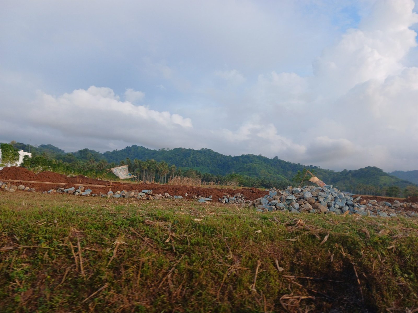 Warga Bintauna, Bolmut, mempertanyakan legalitas penggunaan lahan aset Pemda untuk pembangunan Gerai Koperasi Desa Merah Putih. BPKPD menyebut pemanfaatan lahan mengacu pada Inpres Nomor 18 Tahun 2025/Hibata.id