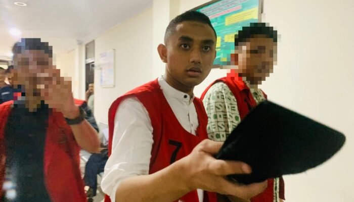 Disorot Kamera Wartawan, Terdakwa Amin Panik Cari “Papa” di PN Gorontalo