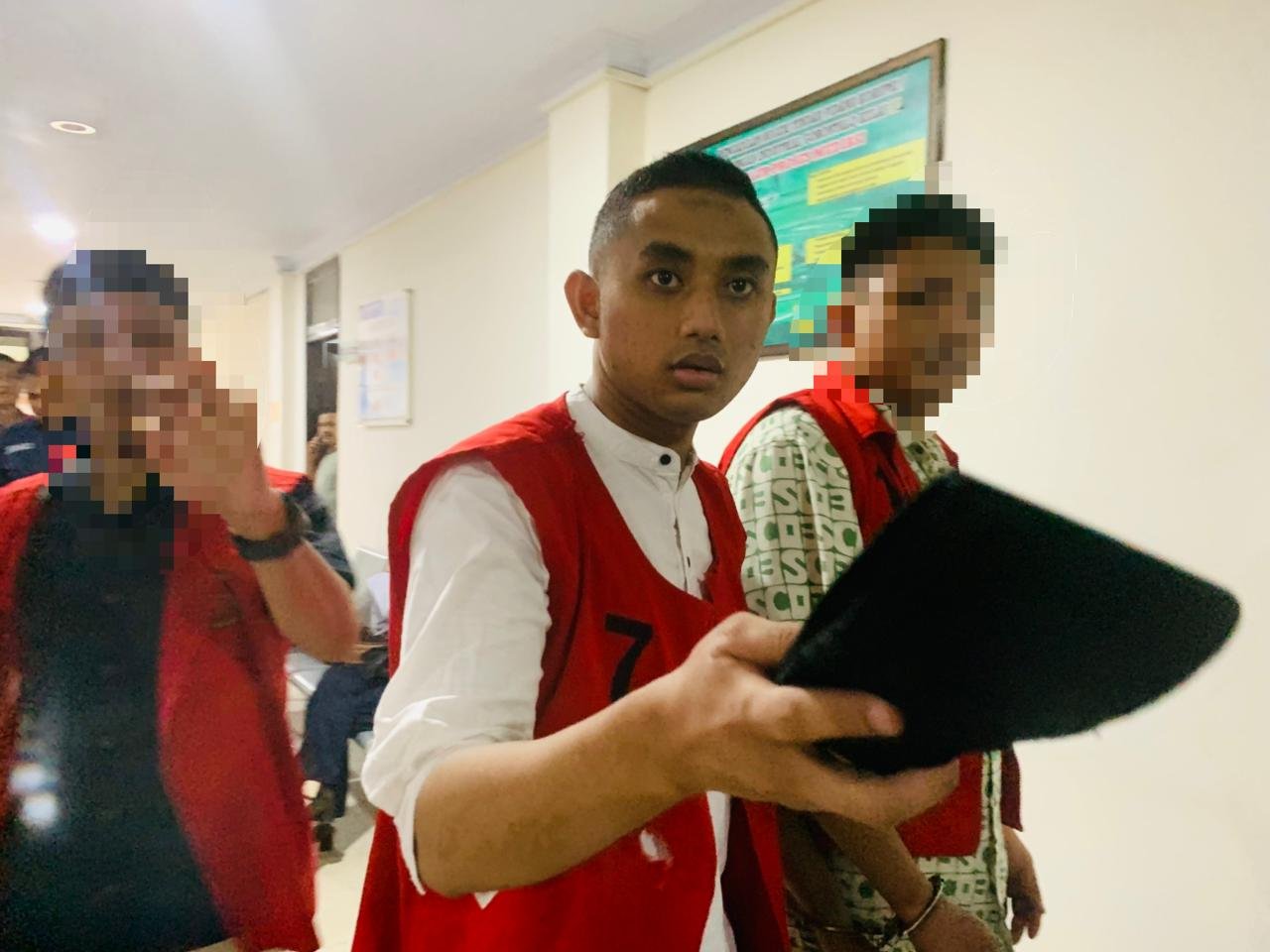 Sidang Muhammad Amin Ramadhan di PN Gorontalo tertunda karena ketua majelis hakim cuti. Terdakwa sempat melontarkan protes saat menjadi sorotan kamera wartawan/Hibata.id