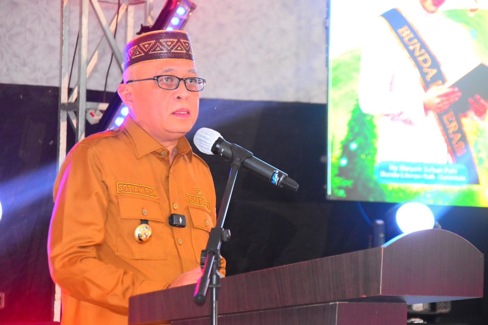 Pemkab Gorontalo menggelar Lomba Bertutur 2026 dengan 98 peserta SD dan MI. Bupati Sofyan Puhi menilai budaya bertutur penting untuk menjaga identitas daerah dan literasi anak/Hibata.id