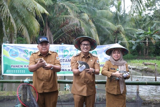 Wakil Wali Kota Rendy Virgiawan Mangkat menghadiri panen perdana program ketahanan pangan melalui unit usaha BUMDes Monompia bidang budidaya ikan air tawar di Desa Poyowa Kecil, Kecamatan Kotamobagu Selatan, Selasa, 19 Mei 2026. (Foto: Humas Pemkot Kotamobagu)