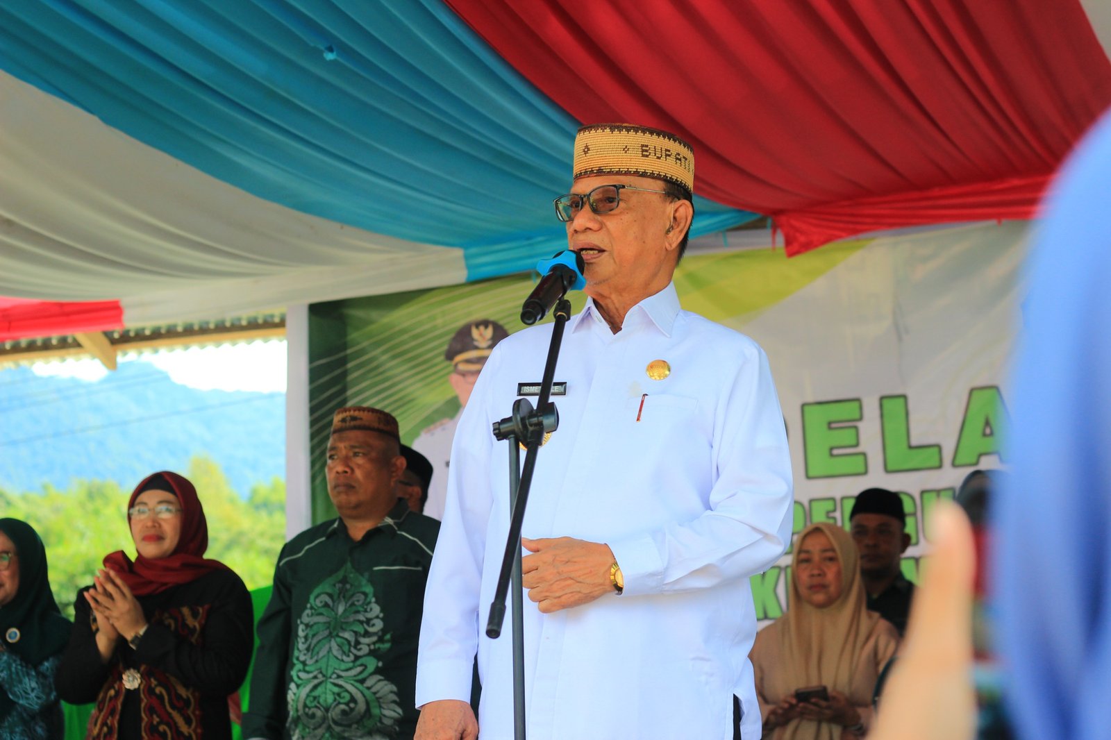 Bupati Bone Bolango, Ismet Mile saat memberikan arahan pada pengurus Dasawisma di sembilan desa Kecamatan Suwawa Timur untuk memperkuat peran PKK dalam pembinaan keluarga dan pelayanan masyarakat/Hibata.id