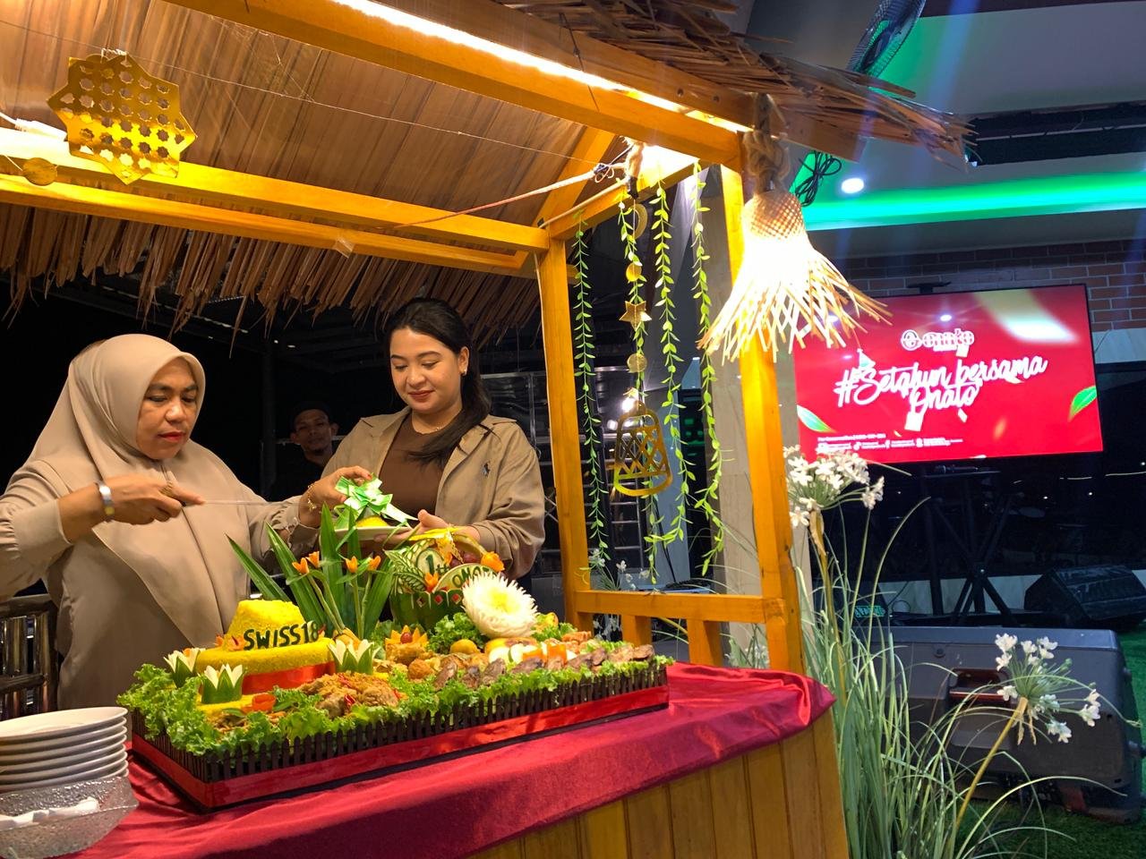 Pemotongan tumpeng dalam rangka perayaan anniversary pertama Resto Onato by Swiss 18 sebagai wujud syukur atas satu tahun perjalanan usaha bersama pelanggan dan masyarakat Gorontalo/Hibata.id