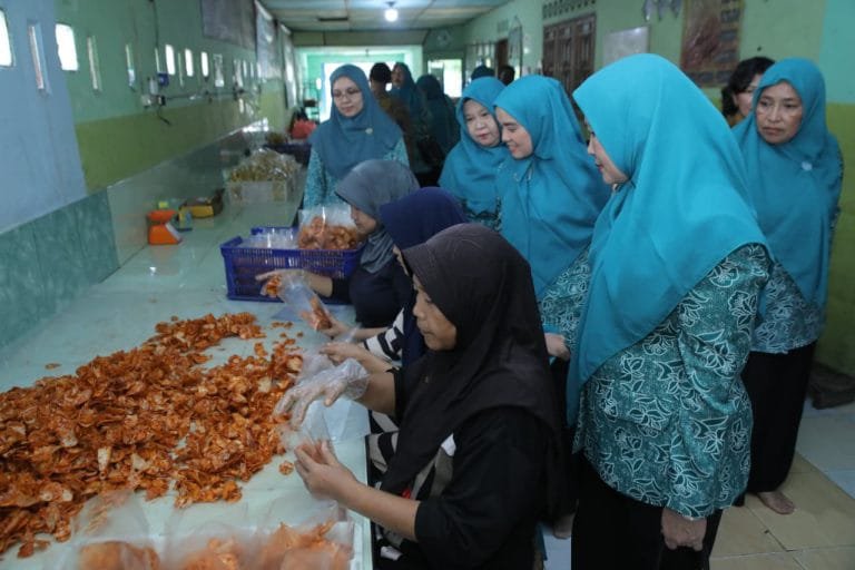 Ketua Tim Penggerak (TP) PKK Kabupaten Asahan, Yusnila Indriati Taufik, memimpin pembinaan Usaha Peningkatan Pendapatan Keluarga (UP2K) PKK/Hibata.id
