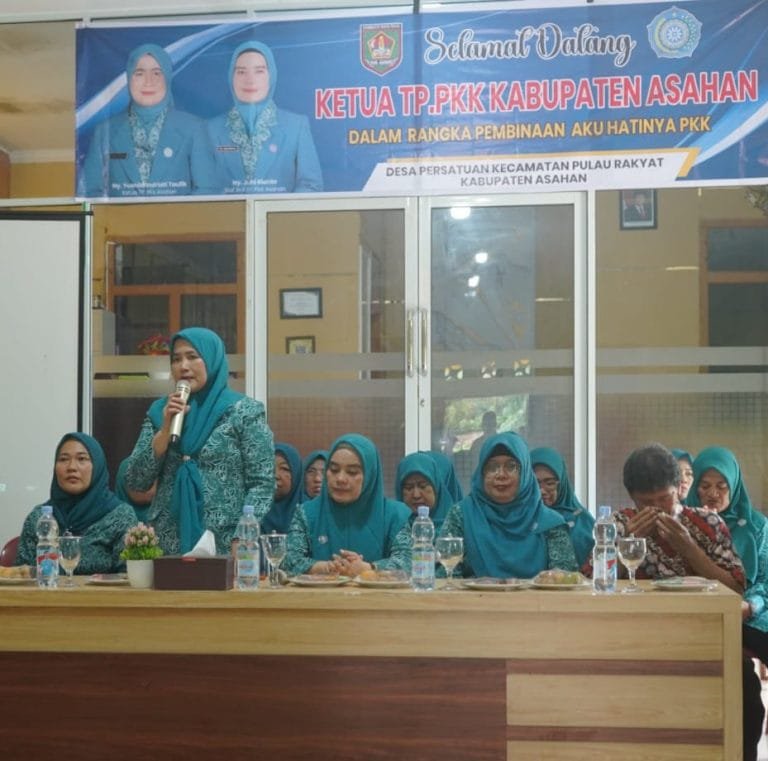 Ketua TP PKK Kabupaten Asahan Yusnila Indriati Taufik mendorong warga Desa Persatuan memanfaatkan pekarangan rumah untuk memenuhi kebutuhan gizi keluarga/Hibata.id