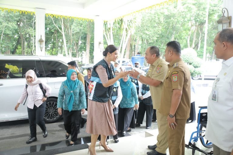 Ketua TP PKK Sumut Kahiyang Ayu memimpin bakti sosial HKG PKK ke-54 di Asahan dengan layanan kesehatan gratis, donor darah, EKG, bantuan sosial, dan dukungan posyandu/Hibata.id