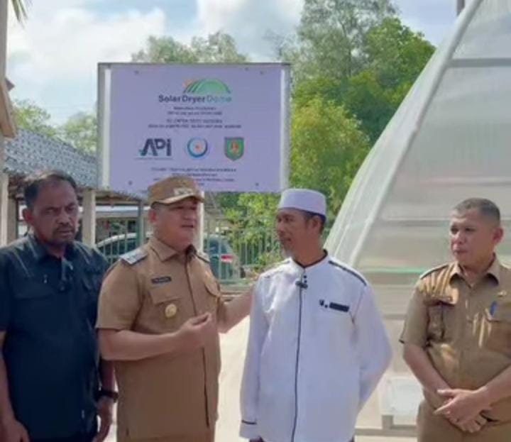 Wakil Bupati Asahan Rianto meninjau sentra pengrajin terasi di Desa Silau Baru. Pemkab Asahan mendorong penguatan UMKM/Hibata.id