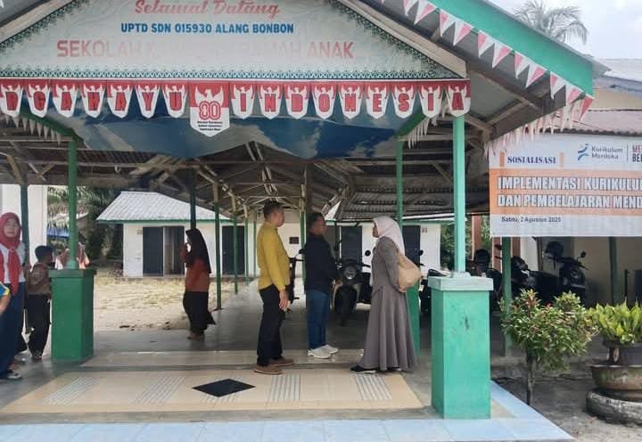 Kepala Dinas Pendidikan Kabupaten Asahan Musa Al Bakri meninjau dua sekolah dasar di Kecamatan Aek Kuasan untuk memastikan kualitas pembelajaran/Hibata.id