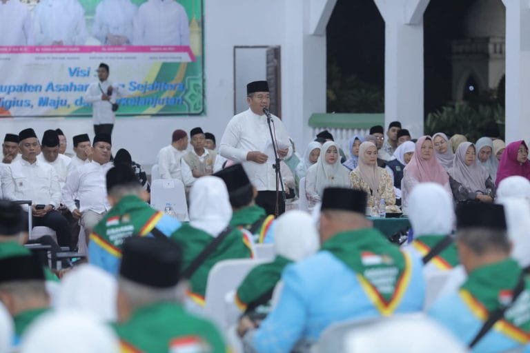 Bupati Asahan Taufik Zainal Abidin melepas 241 calon haji Kloter 7 asal Kabupaten Asahan. Total jamaah haji Asahan tahun 2026 mencapai 247 orang/Hibata.id