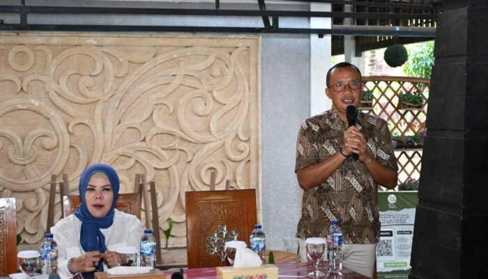 Warga Botumoito Terima Bantuan Sembako, Wabup Boalemo Beri Apresiasi