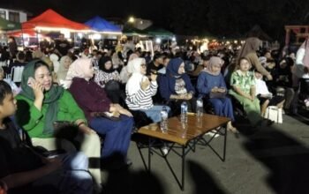 Suasana Kopi Street di halaman Kampus Universitas Dumoga Kotamobagu tampak lebih ramai dari biasanya pada Sabtu malam, 23 Mei 2026. (Foto: Humas Pemkot Kotamobagu)