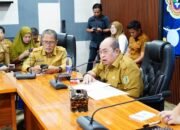 Wali Kota Gorontalo Adhan Dambea saat rapat bersama jajarannya. (Foto: Humas Pemkot Gorontalo)