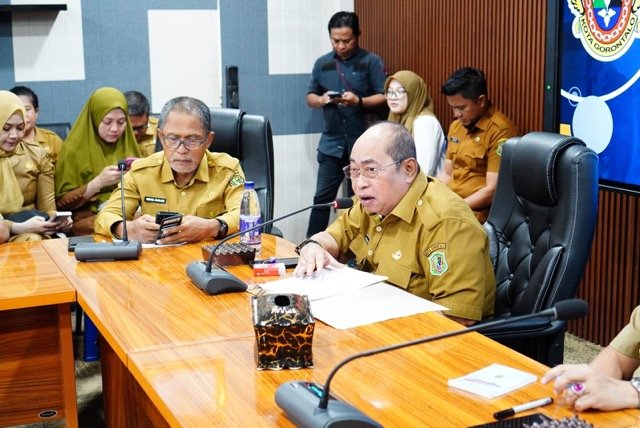Wali Kota Gorontalo Adhan Dambea saat rapat bersama jajarannya. (Foto: Humas Pemkot Gorontalo)