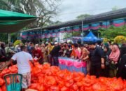 Pemerintah Kota Gorontalo saat menggelar pasar murah untuk menekan lonjakan harga bahan pokok sekaligus menjaga daya beli masyarakat. (Foto: Humas Pemkot Gorontalo)