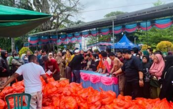 Pemerintah Kota Gorontalo saat menggelar pasar murah untuk menekan lonjakan harga bahan pokok sekaligus menjaga daya beli masyarakat. (Foto: Humas Pemkot Gorontalo)