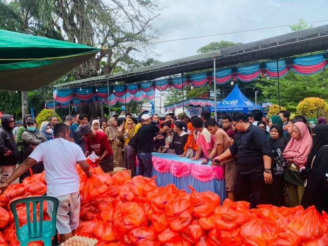 Pemerintah Kota Gorontalo saat menggelar pasar murah untuk menekan lonjakan harga bahan pokok sekaligus menjaga daya beli masyarakat. (Foto: Humas Pemkot Gorontalo)