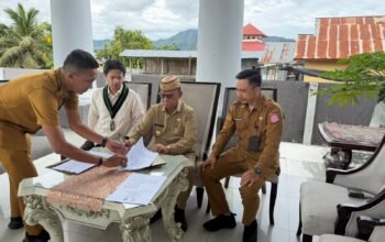 Pemerintah Kabupaten Bone Bolango menyerahkan dukungan anggaran kepada HMI Cabang Bone Bolango sebagai upaya memperkuat pembinaan generasi muda dan pengembangan sumber daya manusia di daerah/Hibata.id