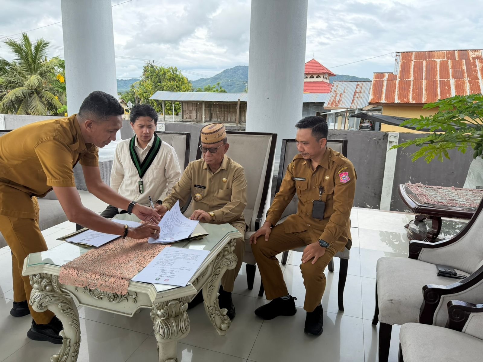 Pemerintah Kabupaten Bone Bolango menyerahkan dukungan anggaran kepada HMI Cabang Bone Bolango sebagai upaya memperkuat pembinaan generasi muda dan pengembangan sumber daya manusia di daerah/Hibata.id