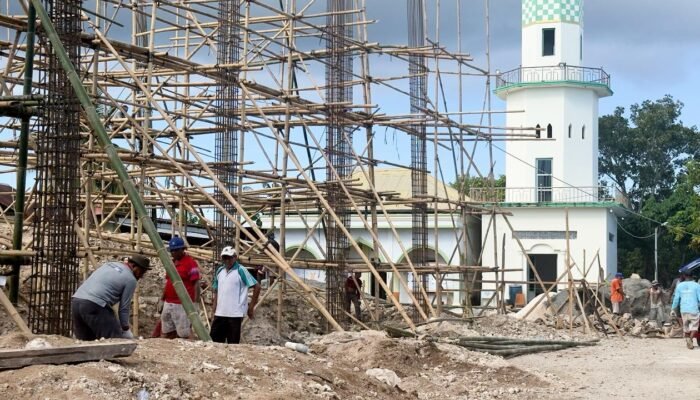 Warga Tongano Raya Gotong Royong Bangun Masjid Al Hikmah di Wakatobi