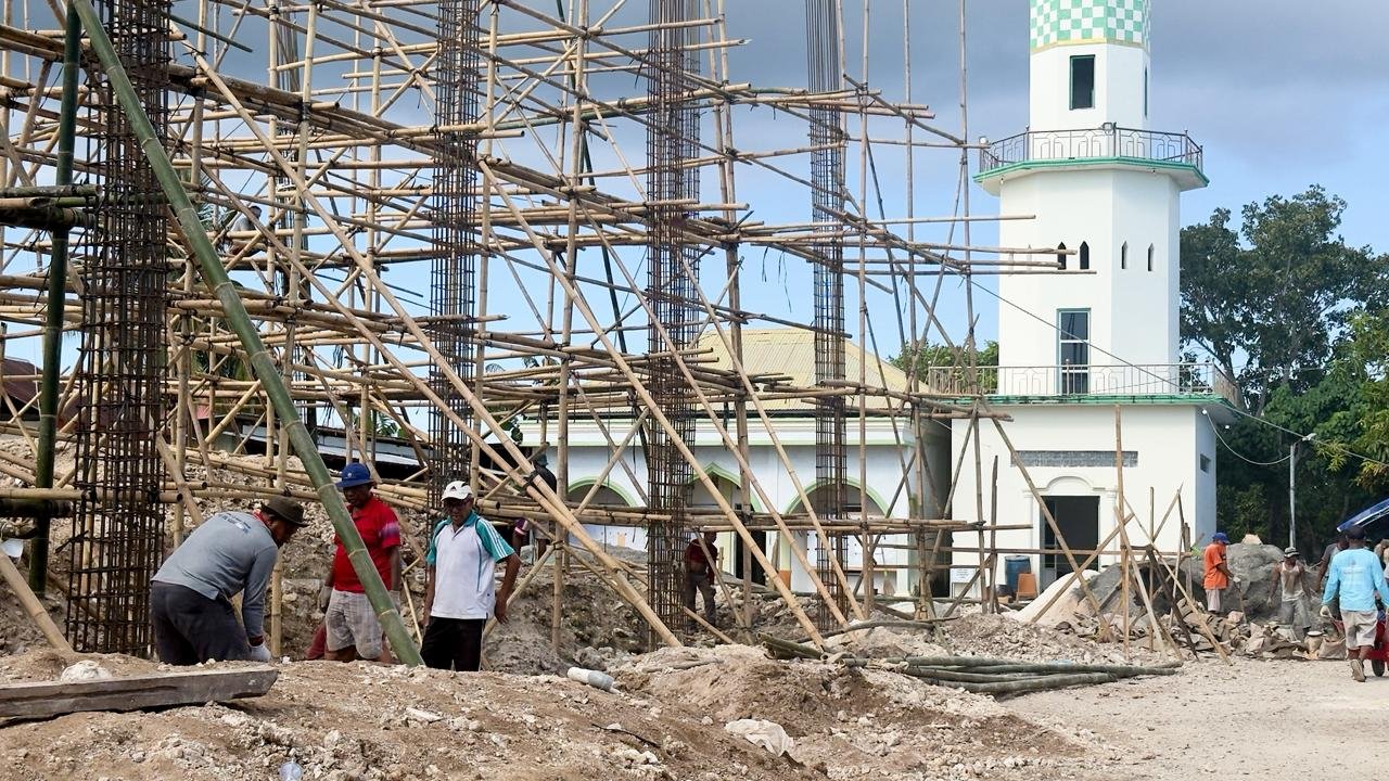 Warga Tongano Raya Gotong Royong Bangun Masjid Al Hikmah di Wakatobi/Hibata.id