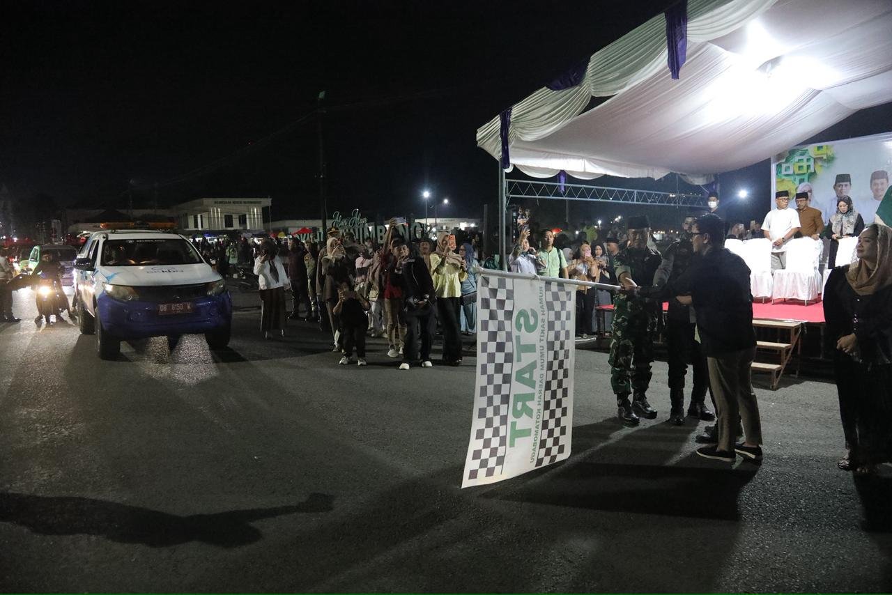 Wali Kota Kotamobagu, Weny Gaib, bersama Wakil Wali Kota Kotamobagu, Rendy Virgiawan Mangkat, secara resmi melepas peserta Pawai Takbir Idul Adha 1447 Hijriah Tahun 2026, Selasa malam, 26 Mei 2026. (Foto: Humas Pemkot Kotamobagu)