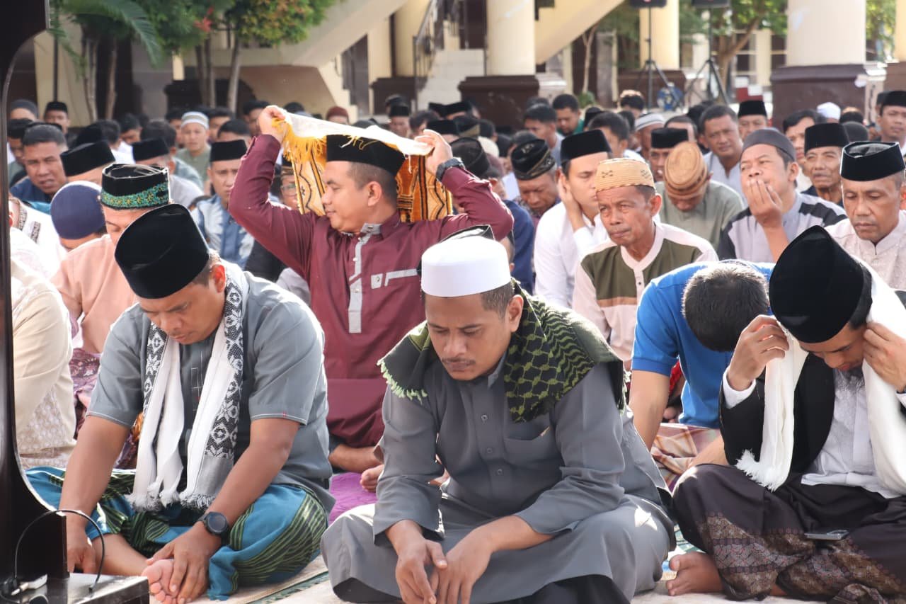 atusan warga memadati halaman Markas Kepolisian Resor (Polres) Pohuwato untuk melaksanakan Shalat Idul Adha 1447 Hijriah, Rabu (27/05/2026) pagi/Hibata.id