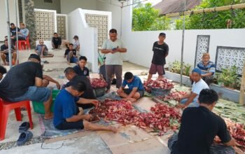 Keluarga Besar Andi Ilham Kurbankan Tiga Sapi di Masjid Baitul Ar-Rasyid