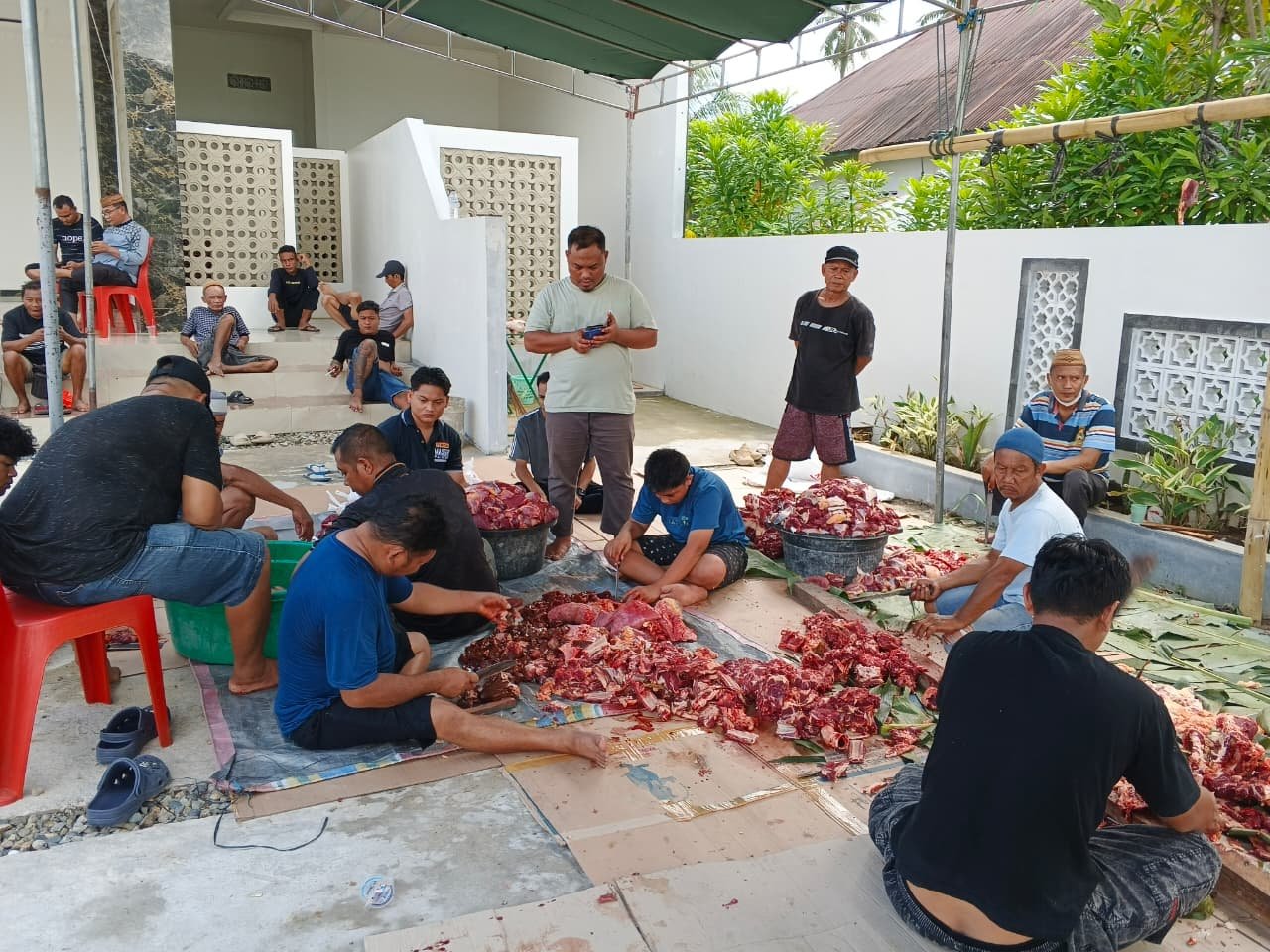 Andi Ilham menyerahkan hewan kurban untuk pelaksanaan Idul Adha 1447 Hijriah di Masjid Baitul Ar-Rasyid, Gorontalo. Tahun ini jumlah hewan kurban meningkat menjadi tiga ekor sapi yang dibagikan kepada jamaah dan masyarakat sekitar/Hibata.id