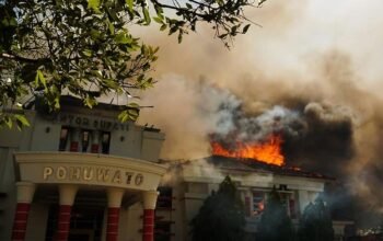 Kantor Bupati Pohuwato dibakar massa (Foto: ANTARAFOTO