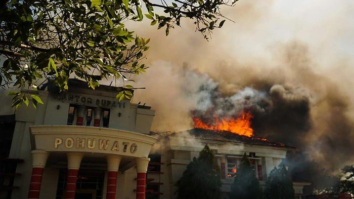 Kantor Bupati Pohuwato dibakar massa (Foto: ANTARAFOTO