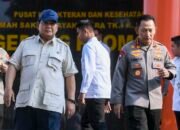 Presiden Prabowo Subianto (kiri) didampingi Kapolri Jenderal Pol. Listyo Sigit Prabowo/(ANTARA FOTO/Hafidz Mubarak A)