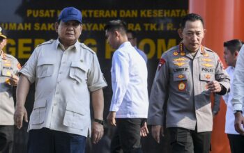 Presiden Prabowo Subianto (kiri) didampingi Kapolri Jenderal Pol. Listyo Sigit Prabowo/(ANTARA FOTO/Hafidz Mubarak A)