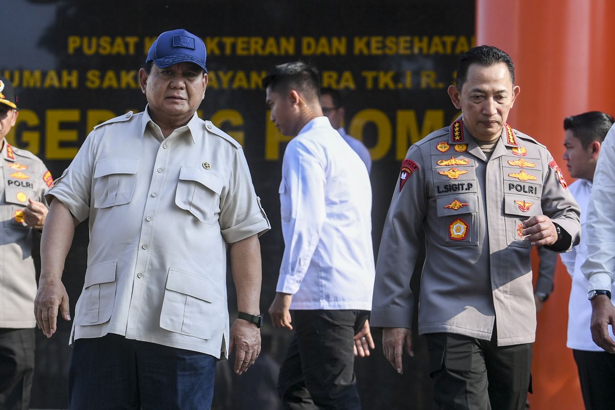 Presiden Prabowo Subianto (kiri) didampingi Kapolri Jenderal Pol. Listyo Sigit Prabowo/(ANTARA FOTO/Hafidz Mubarak A)
