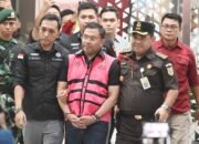 Tersangka dugaan tindak pidana korupsi tata kelola program Makan Bergizi Gratis (MBG) pada Badan Gizi Nasional (BGN) Sony Sonjaya (tengah) berjalan memasuki mobil tahanan di Kejaksaan Agung, Jakarta, Rabu (3/6/2026). Kejaksaan Agung menetapkan mantan Kepala BGN Dadan Hindayana, dan dua mantan Wakil Kepala BGN yakni Sony Sanjaya dan Lodewyk Pusung sebagai tersangka dugaan tindak pidana korupsi tata kelola program MBG pada BGN tahun 2025-2026. (ANTARA FOTO/M Risyal Hidayat)