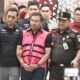 Tersangka dugaan tindak pidana korupsi tata kelola program Makan Bergizi Gratis (MBG) pada Badan Gizi Nasional (BGN) Sony Sonjaya (tengah) berjalan memasuki mobil tahanan di Kejaksaan Agung, Jakarta, Rabu (3/6/2026). Kejaksaan Agung menetapkan mantan Kepala BGN Dadan Hindayana, dan dua mantan Wakil Kepala BGN yakni Sony Sanjaya dan Lodewyk Pusung sebagai tersangka dugaan tindak pidana korupsi tata kelola program MBG pada BGN tahun 2025-2026. (ANTARA FOTO/M Risyal Hidayat)