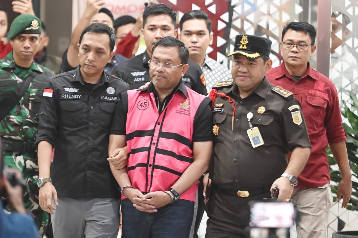 Tersangka dugaan tindak pidana korupsi tata kelola program Makan Bergizi Gratis (MBG) pada Badan Gizi Nasional (BGN) Sony Sonjaya (tengah) berjalan memasuki mobil tahanan di Kejaksaan Agung, Jakarta, Rabu (3/6/2026). Kejaksaan Agung menetapkan mantan Kepala BGN Dadan Hindayana, dan dua mantan Wakil Kepala BGN yakni Sony Sanjaya dan Lodewyk Pusung sebagai tersangka dugaan tindak pidana korupsi tata kelola program MBG pada BGN tahun 2025-2026. (ANTARA FOTO/M Risyal Hidayat)