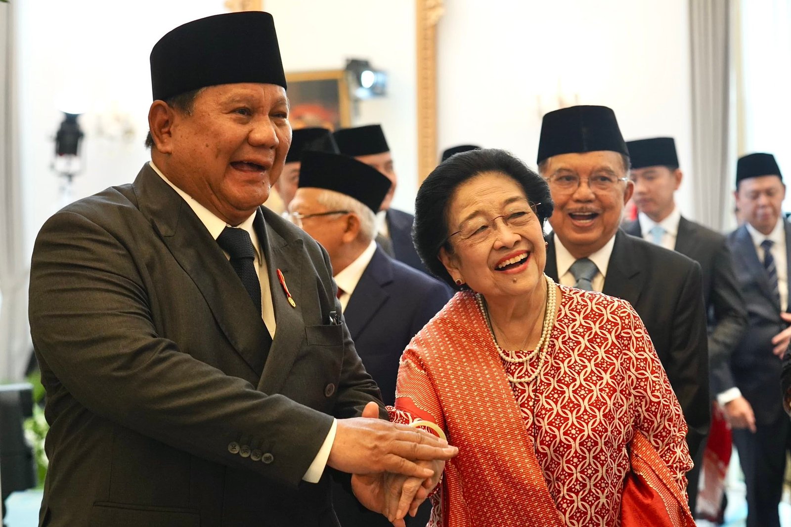 Waketum PAN Saleh Daulay menilai momen Prabowo Subianto dan Megawati Soekarnoputri bergandengan tangan usai Upacara Hari Lahir Pancasila sebagai simbol persatuan dan kebersamaan politik nasional/Hibata.id