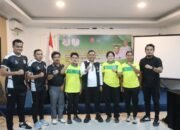 Ketua PSSI Kabupaten Bone Bolango, Zainudin Pedro Bau bersama peserta Pendidikan dan Pelatihan (Diklat) Wasit Lisensi C3 Nasional/Hibata.id
