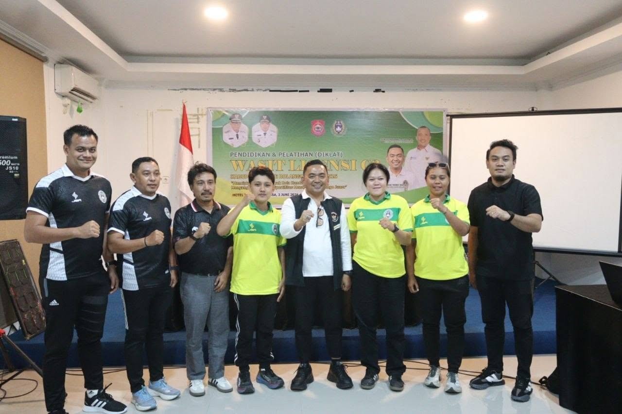 Ketua PSSI Kabupaten Bone Bolango, Zainudin Pedro Bau bersama peserta Pendidikan dan Pelatihan (Diklat) Wasit Lisensi C3 Nasional/Hibata.id
